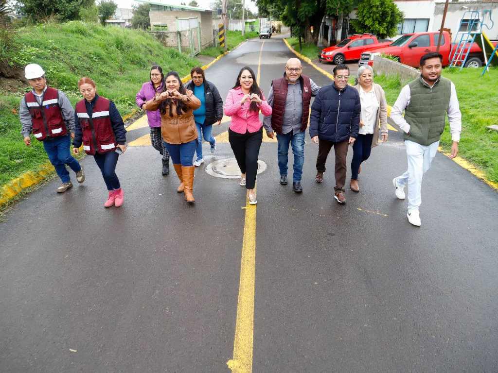 Tonantzin Fernández inauguró la pavimentación de una calle en Tepalcatepec
