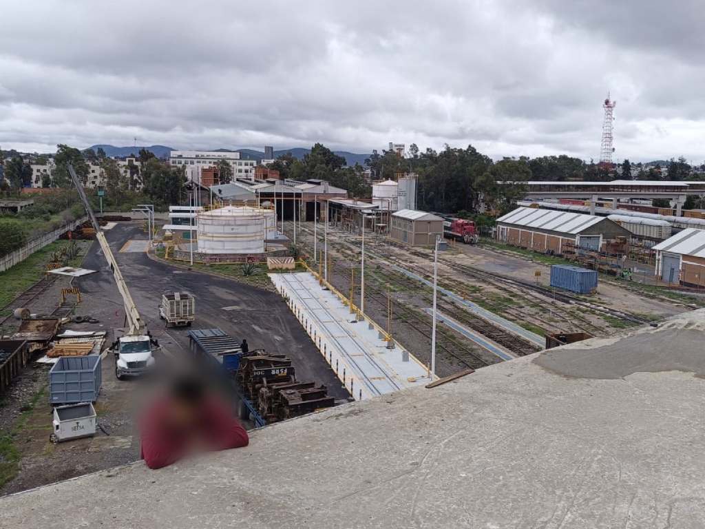 SSC Puebla rescata a un hombre que intento intenta lanzarse del puente de la Central de Abasto