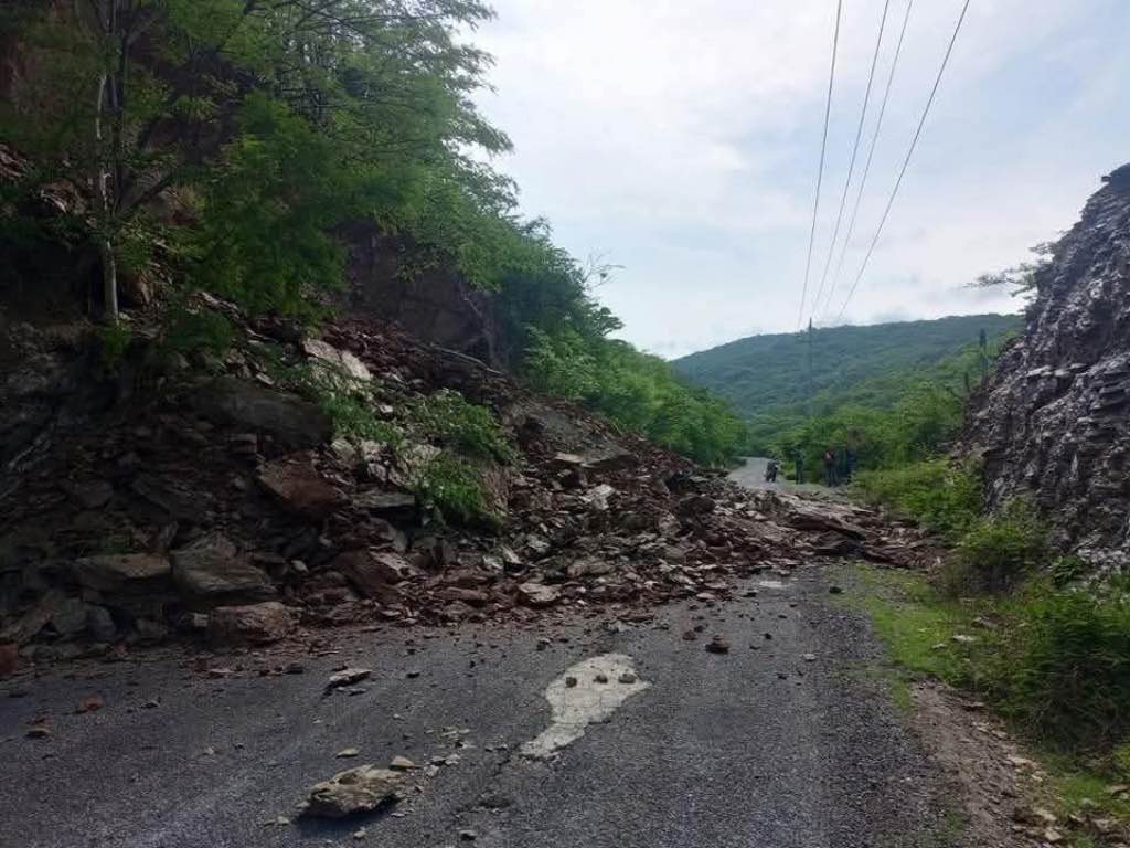 Liberan bloqueo en carretera entre Axutla y Tehuitzingo tras derrumbe por fuertes lluvias