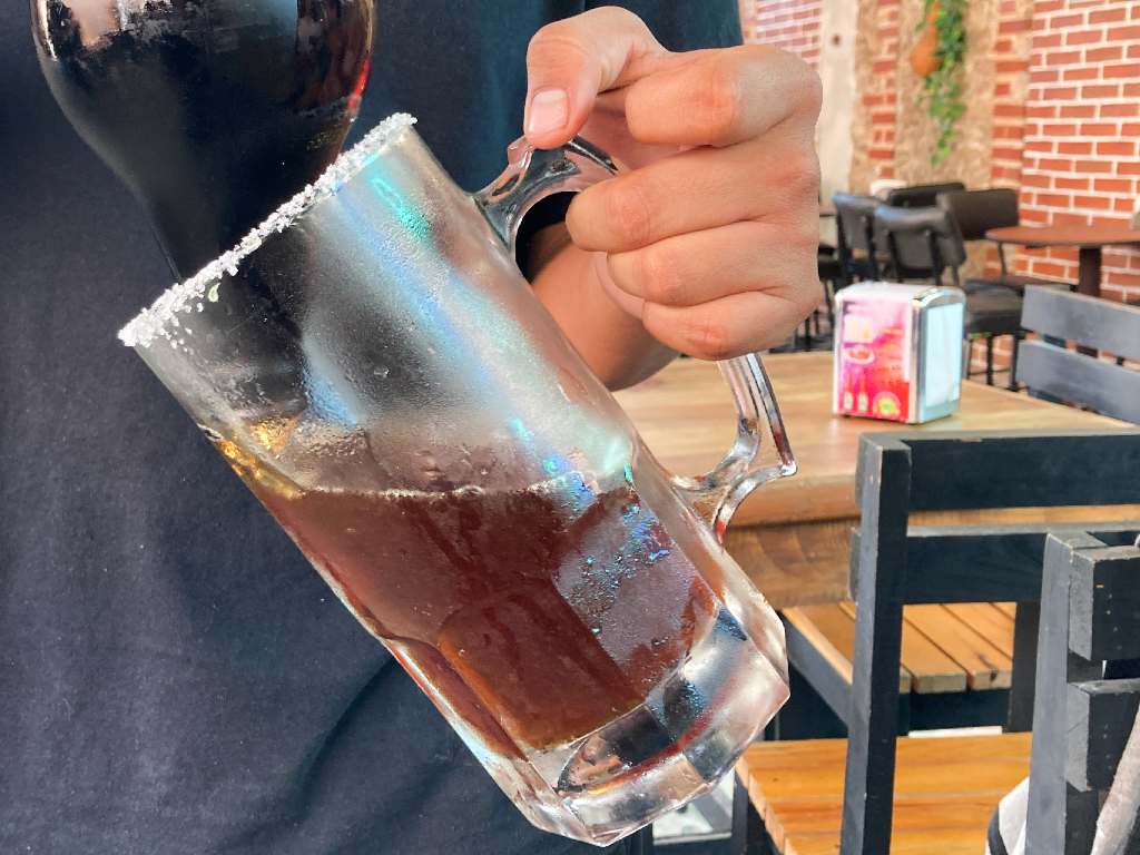 Ayuntamiento de Puebla decomisa bebidas alcohólicas de puestos en vía pública.