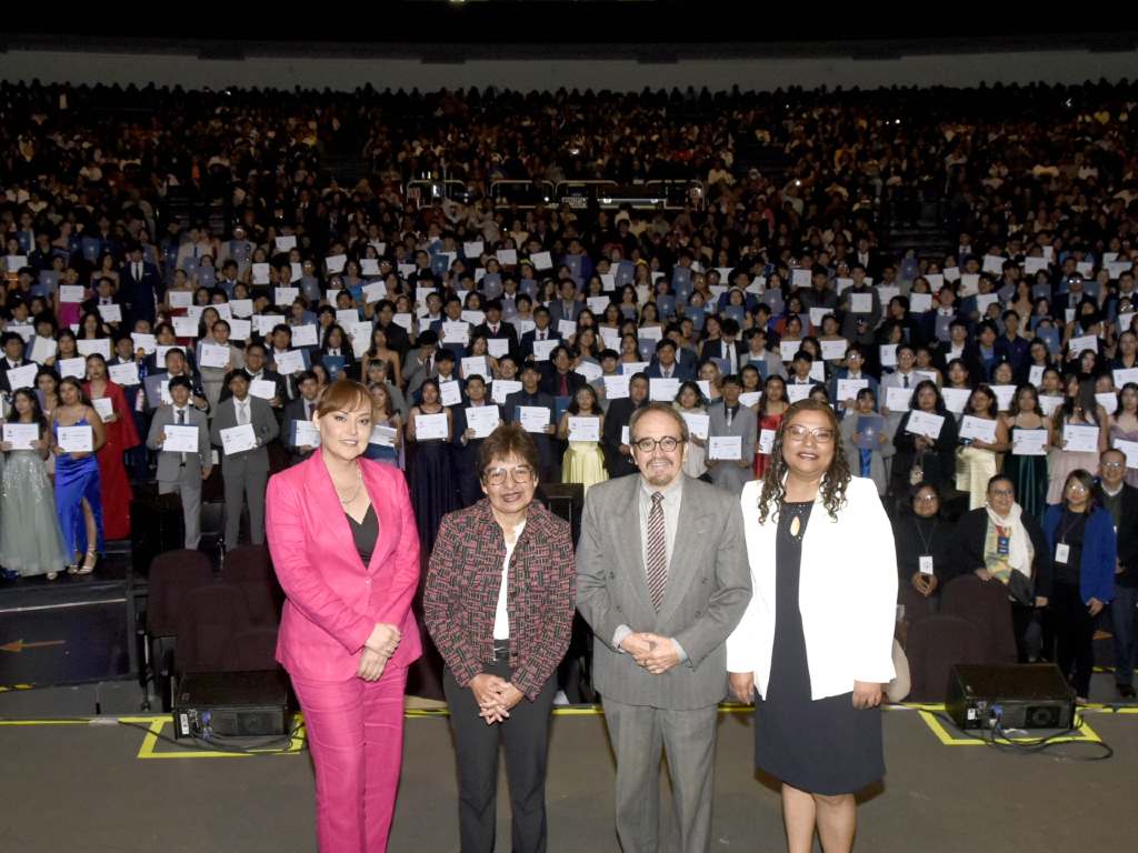 Lilia Cedillo celebró logro académico de jóvenes de la generación 2022-2025