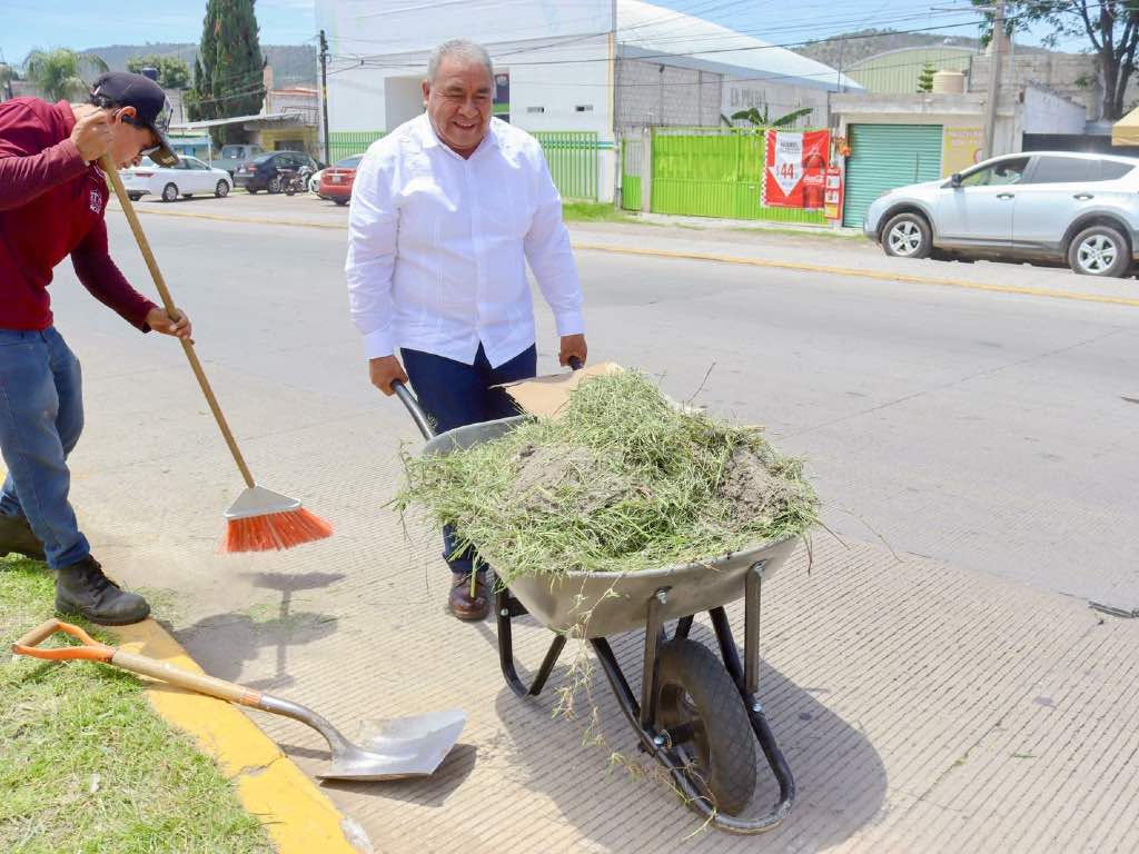 Realizan limpieza y reforestación en camellón central de Amozoc
