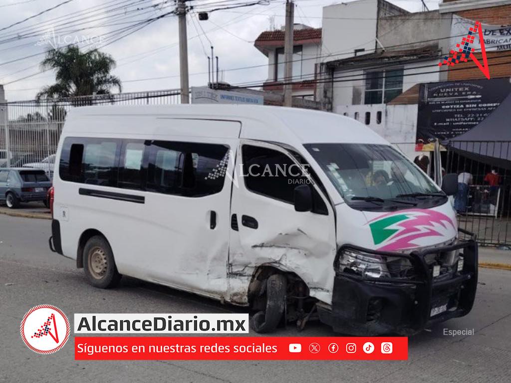 Choque entre auto particular y combi de transporte público deja siete lesionados en Amozoc