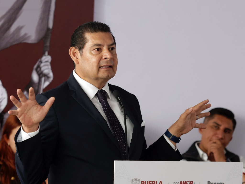Ley de ciberasedio en Puebla para proteger a mujeres y niños, no violentar libertades: Armenta