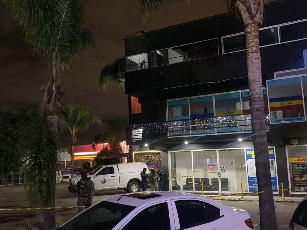 Sicarios en moto ejecutan a un hombre en un bar de Lomas de Castillotla