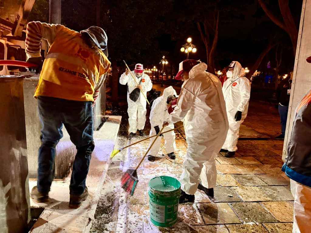 Realiza OOSL limpieza en contenedores soterrados del Zócalo de Puebla