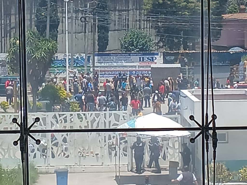 Acusan comerciantes antorchistas a miembros de la 28 de Octubre de agresión en Hospital de Ortopedia de Puebla