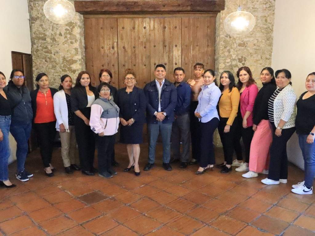 Omar Muñoz y Tere Alfaro se reúnen con directoras de los 12 CAIC de Cuautlancingo
