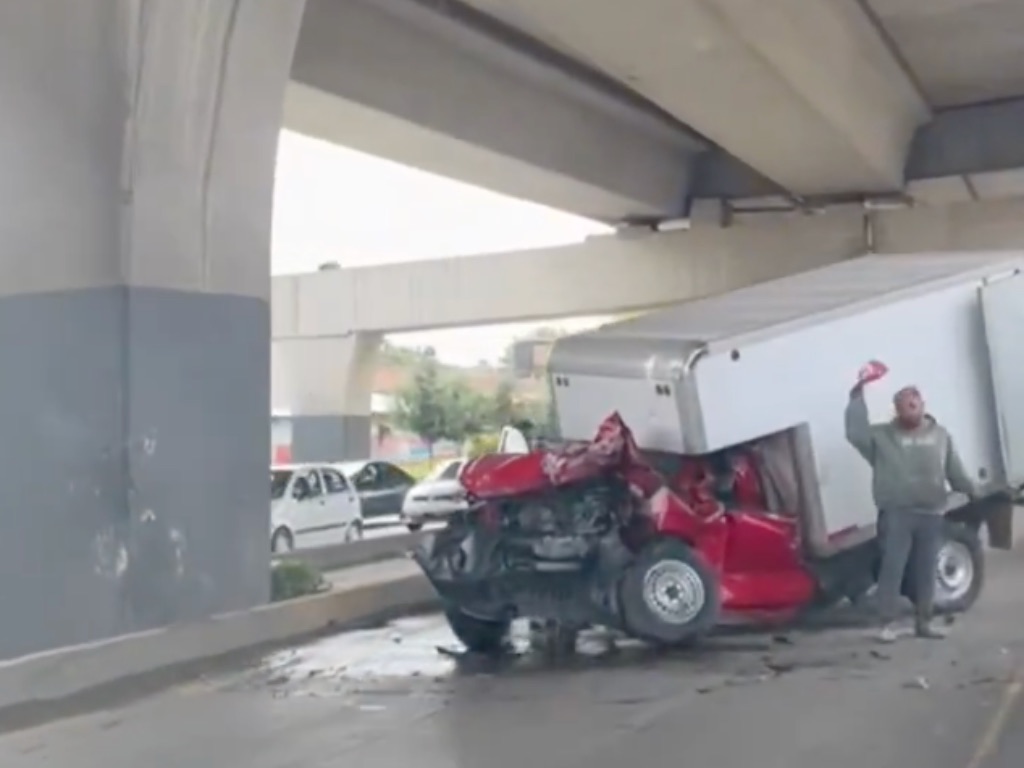 ¡Terrible! Camioneta se impacta contra pilar de la Autopista México - Puebla; conductor está herido