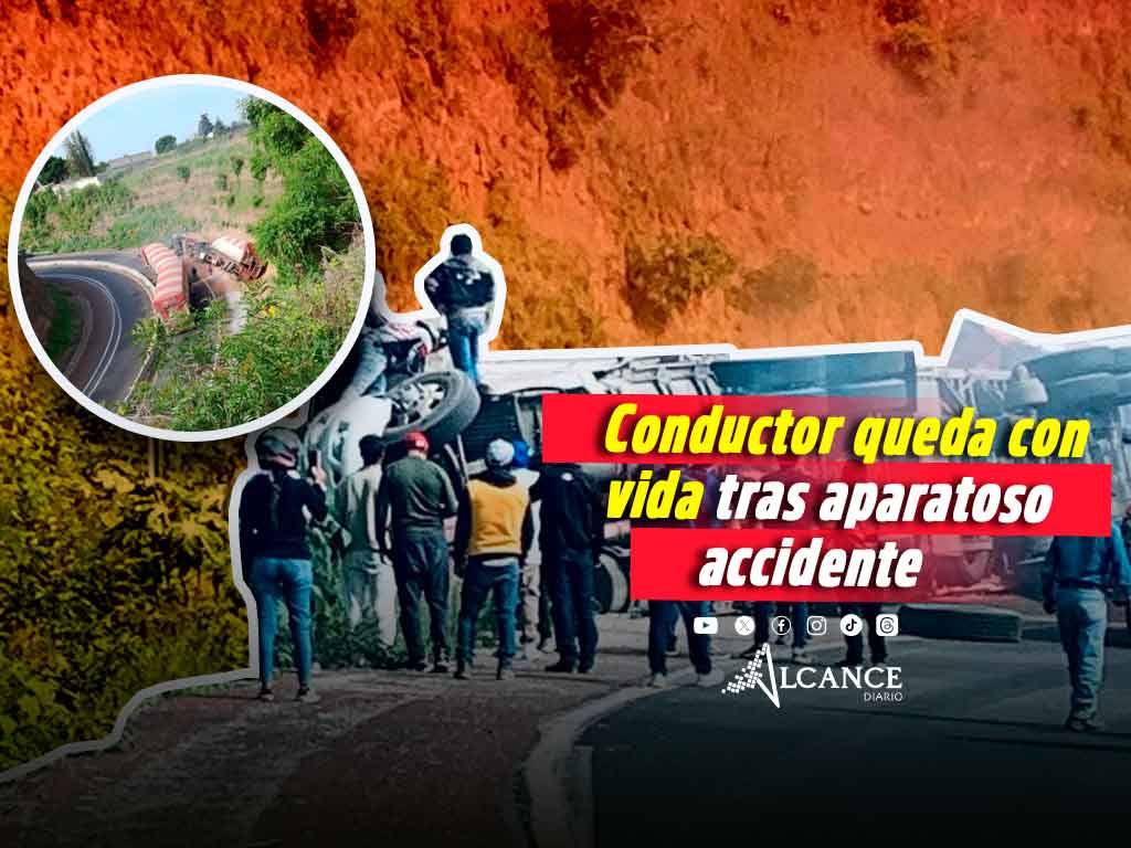 Sorprendente, se vuelca tráiler en el km 25 de la autopista vía Atlixcayotl, el conductor quedó con vida