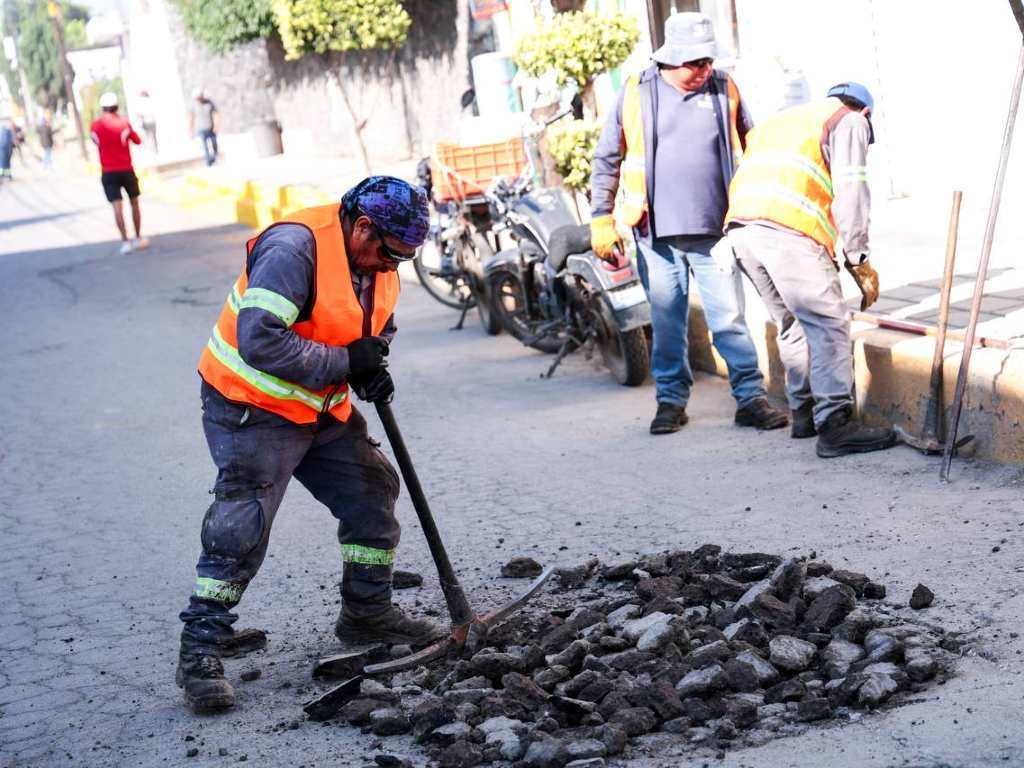 Lupita Cuautle refuerza mantenimiento urbano en San Francisco Acatepec
