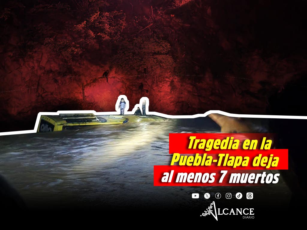 Autobús Oro cae a río en la carretera Puebla - Tlapa; hay al menos 7 muertos y varios desaparecidos