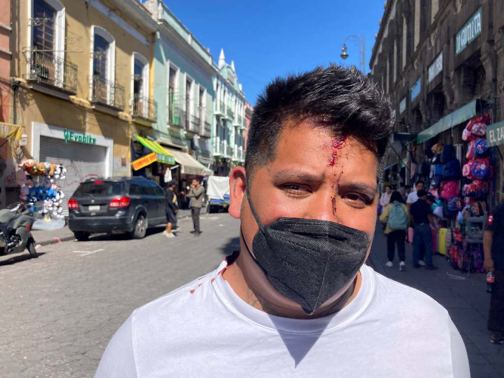 Ambulantes se enfrentan a palos con personal de Vía Pública en el Centro Histórico