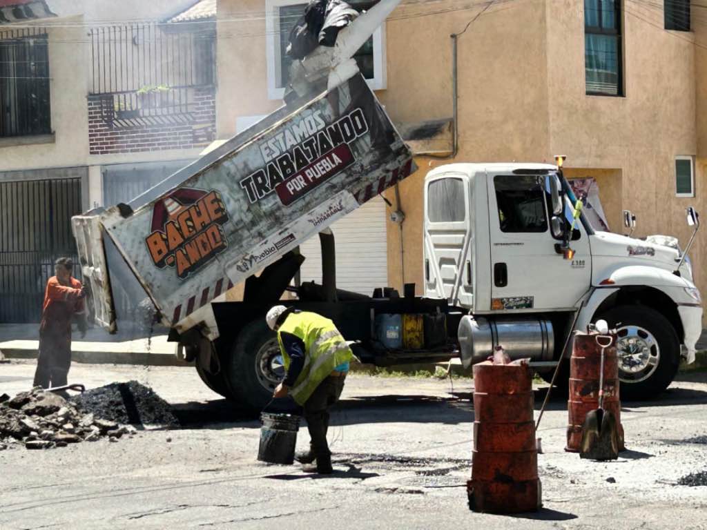 Supervisan trabajos de bacheo en junta auxiliar Ignacio Zaragoza