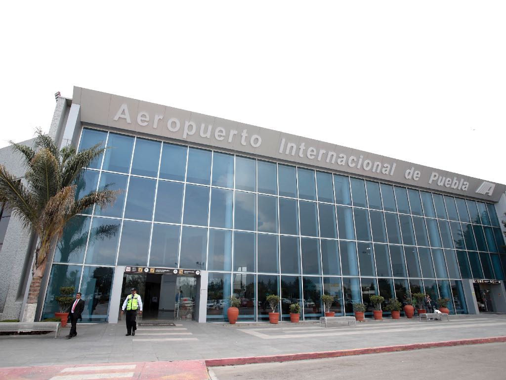 Gobierno comienza pláticas para mejoras al aeropuerto Hermanos Serdán