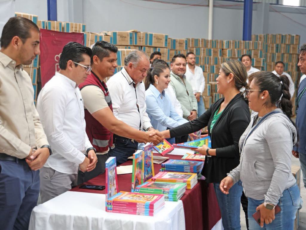 Encabeza Omar Muñoz redistribución de libros de texto a primarias de la CORDE 05