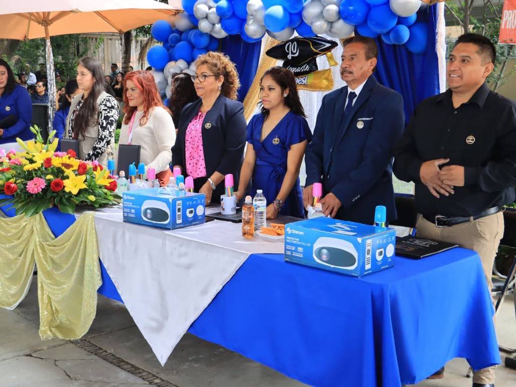 Refrenda Tere Alfaro compromiso con la educación en Cuautlancingo en clausura de primaria Emiliano Zapata
