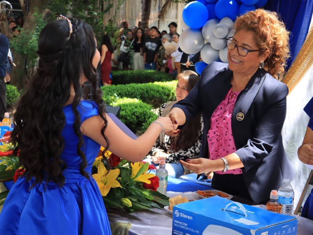 Refrenda Tere Alfaro compromiso con la educación en Cuautlancingo en clausura de primaria Emiliano Zapata