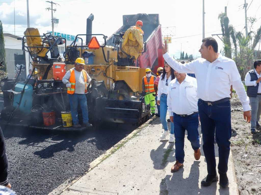 Gobierno de Puebla brinda seguridad en carreteras con un mejor reencarpetamiento.