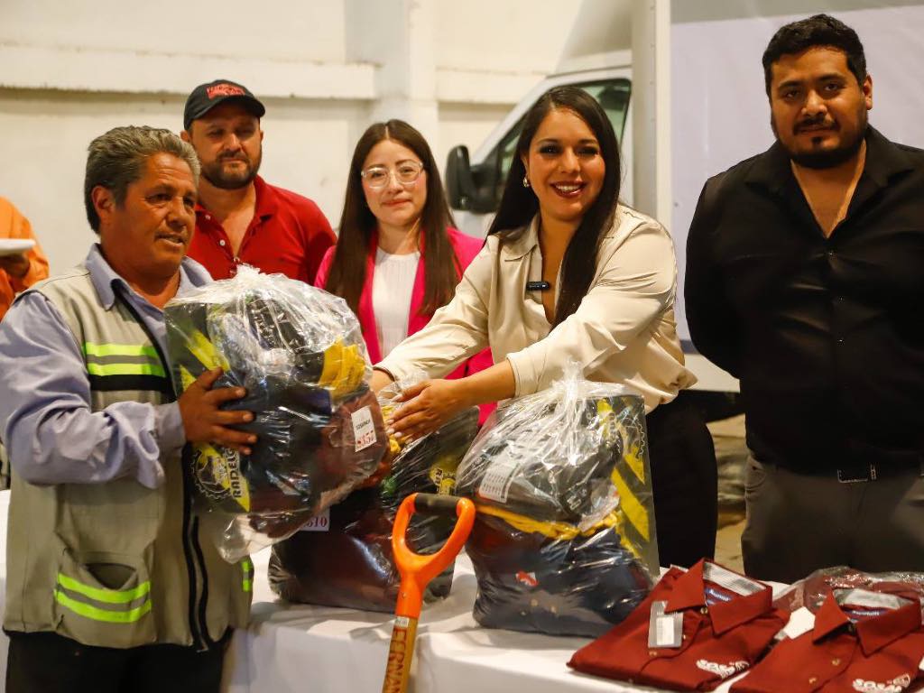 Equipa Tonantzin Fernández a trabajadores del SOSAPACH