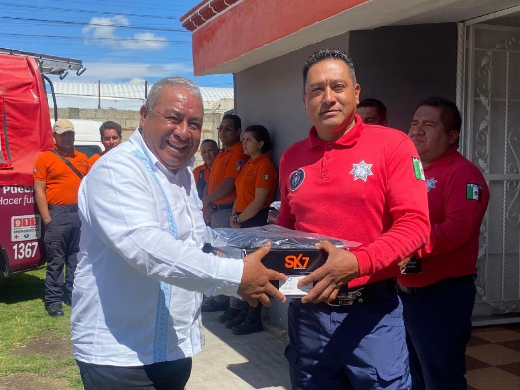 Reconoce Severiano de la Rosa a bomberos de Amozoc