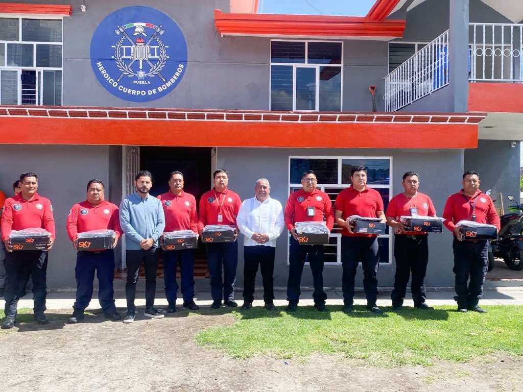 Reconoce Severiano de la Rosa a bomberos de Amozoc