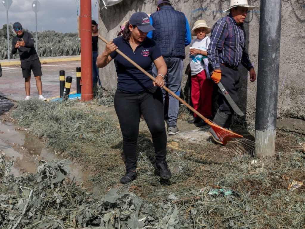 Dan mantenimiento al Camino a Santa Clara en Tlaxcalancingo