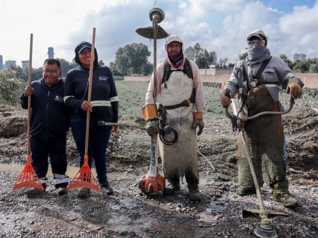 Dan mantenimiento al Camino a Santa Clara en Tlaxcalancingo