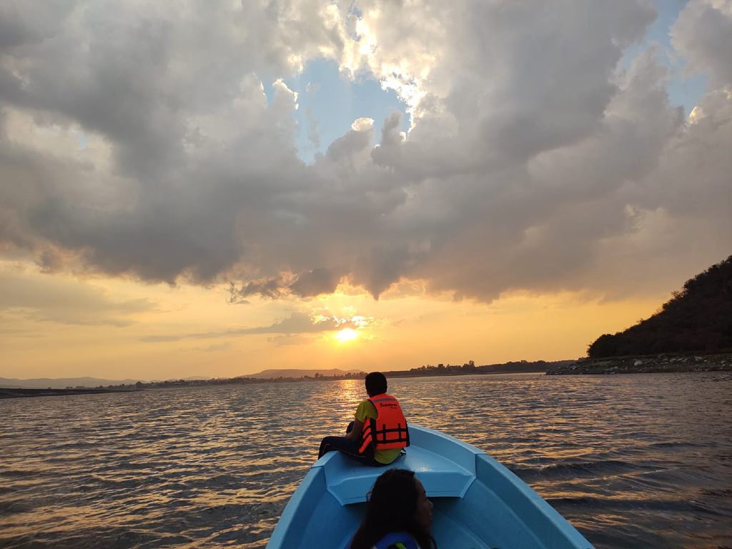 Conoce la experiencia de kayak en Puebla al amanecer o atardecer en el Oasis Valsequillo