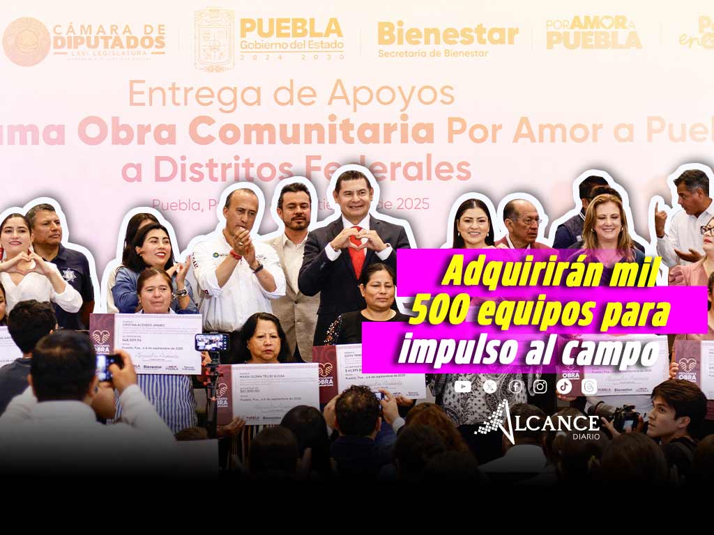 Entregan apoyos del programa de obra comunitaria; Gobierno proyecta adquisición de mil 500 equipos para el campo