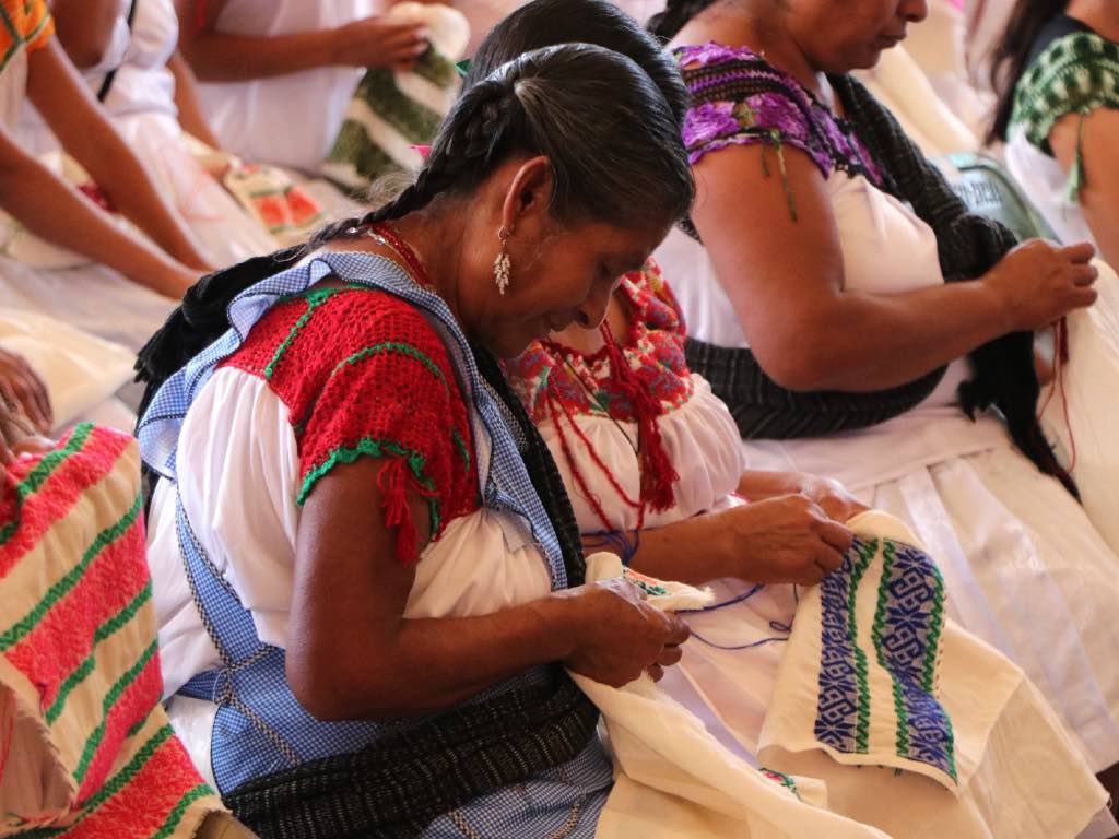 Bordados en chaquira: Hilos que tejen tradición por manos huitziltecas
