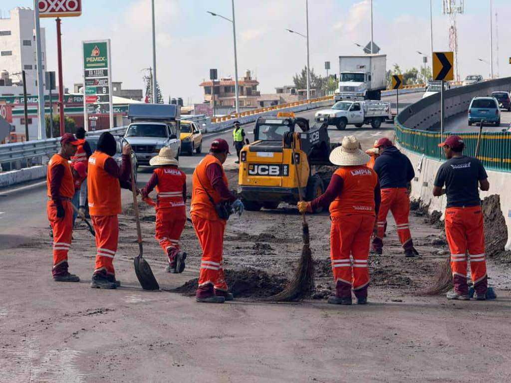 Refuerzan limpieza en la Central de Abasto tras inundación de este miércoles