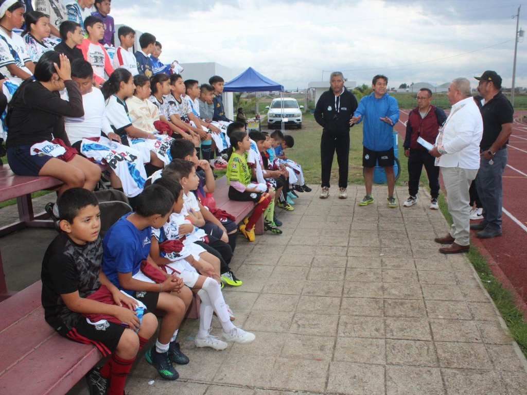 Entregan uniformes a jóvenes inscritos al Club Puebla Amozoc