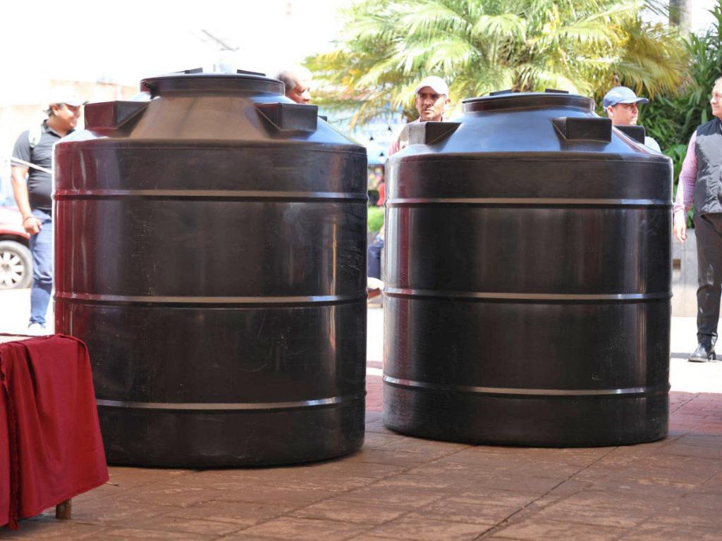 Entregan en Cuautlancingo tinacos para disminuir carencias de las familias
