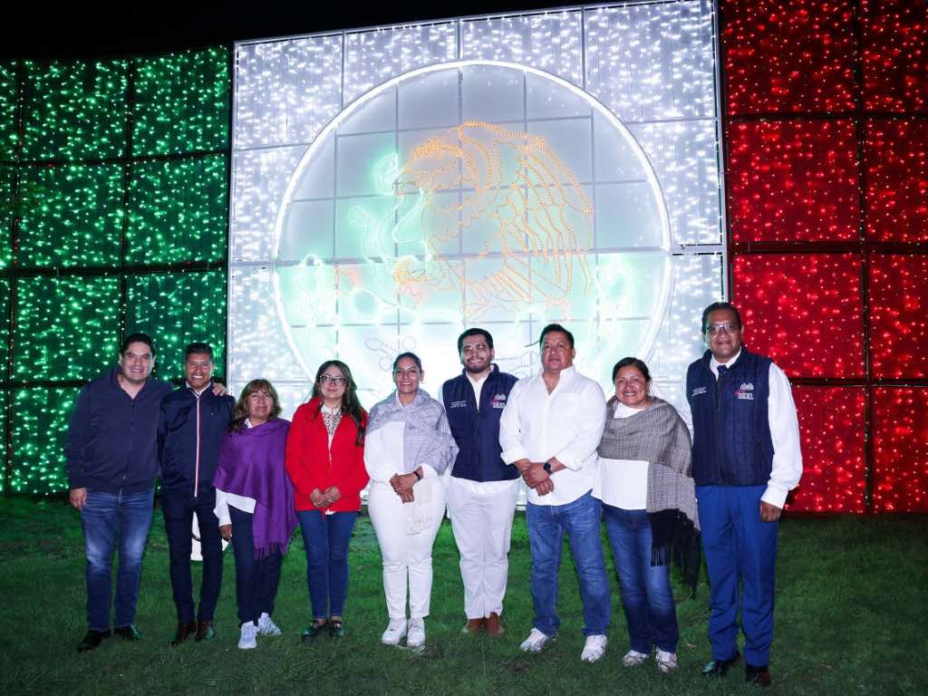 Iluminan con luces festivas del mes patrio las calles de San Andrés Cholula