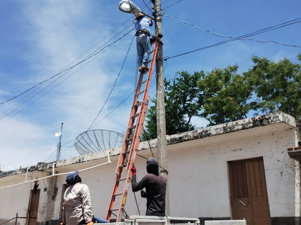 Rehabilitan alumbrado en San Miguel de Lozano