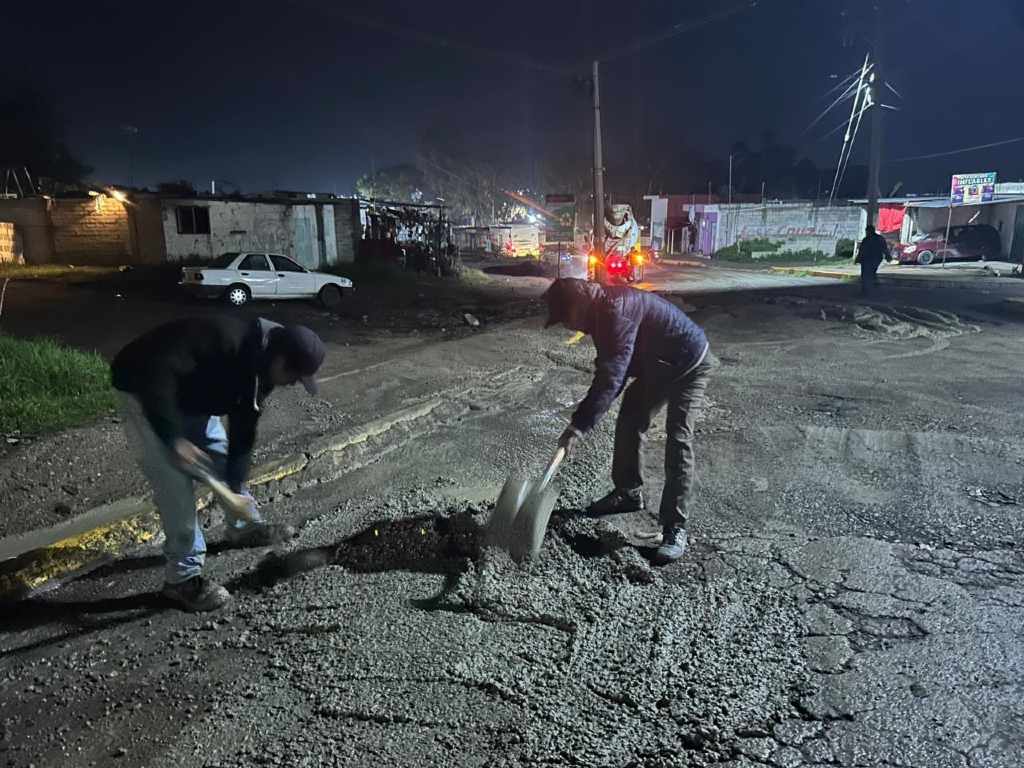 En Amozoc realizan bacheo nocturno para mejorar vialidades