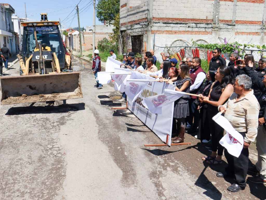 Dan banderazo de inicio de pavimentación en calles de San Pedro Cholula
