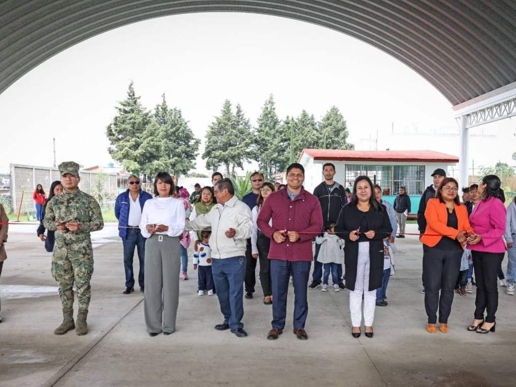 Entregan arco techo y explanada cívica del preescolar Aquiles Serdán de Cuautlancingo