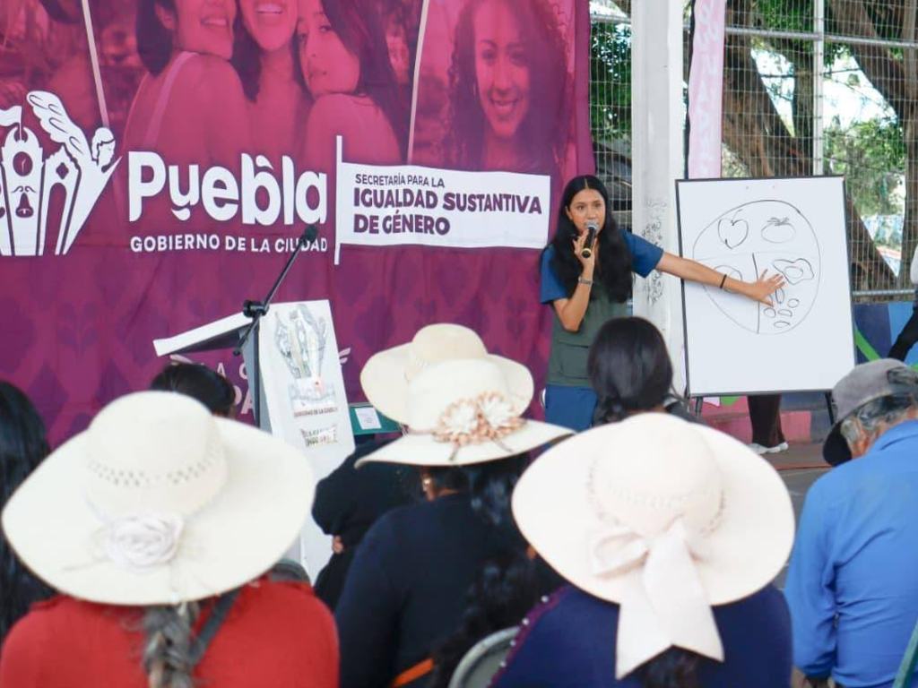 Realizan taller de nutrición y entrega de paquetes alimentarios en beneficio de las poblanas