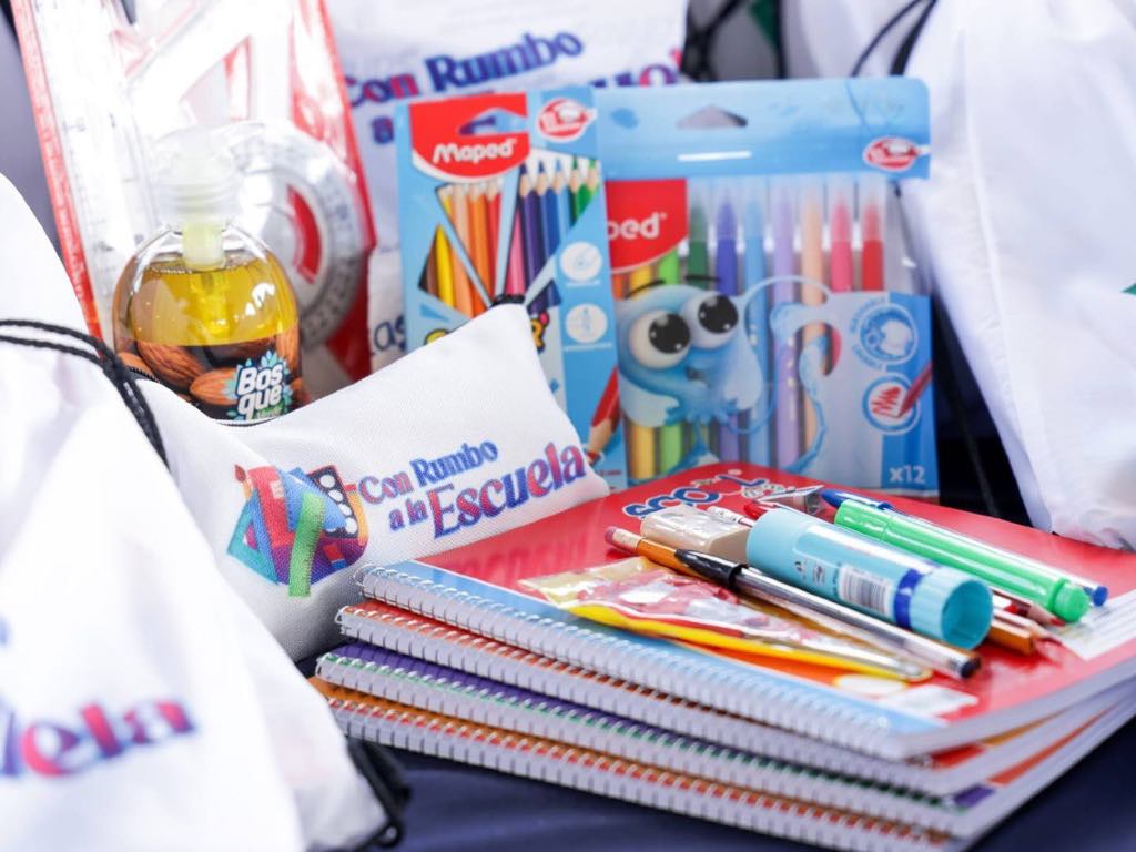 Entrega Lupita Cuautle útiles escolares en primarias de San Andrés