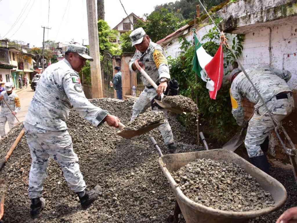 Alejandro Armenta supervisa limpieza y reconstrucción de viviendas afectadas en Huauchinango