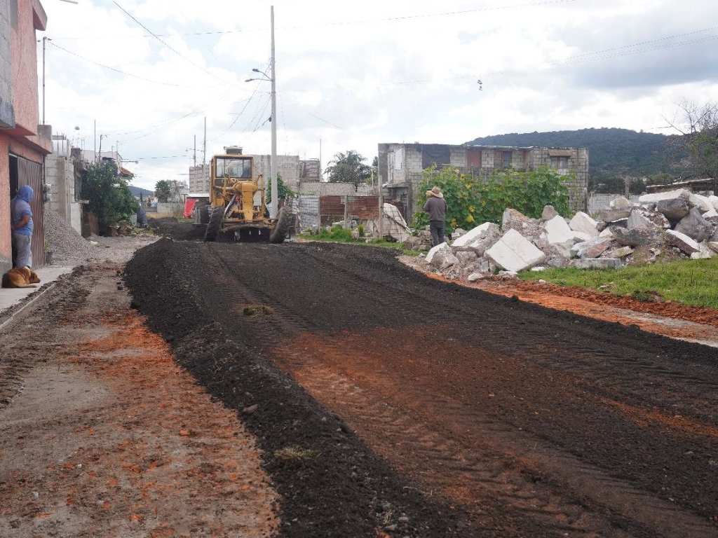 Realizan trabajos de mantenimiento vial y luminarias en Amozoc