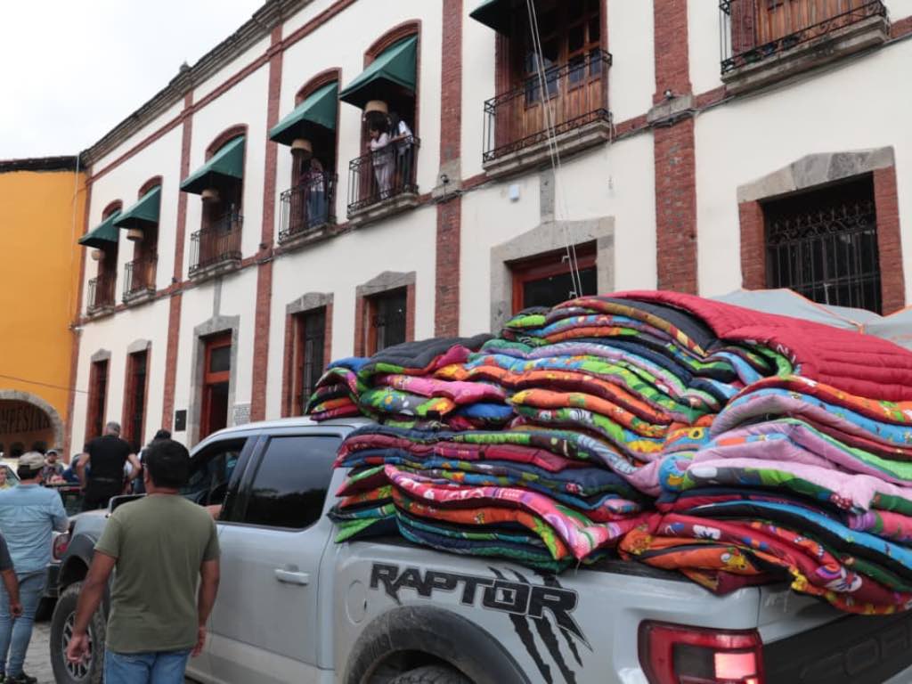 Entregan diputadas y diputados apoyo a personas afectadas por las lluvias