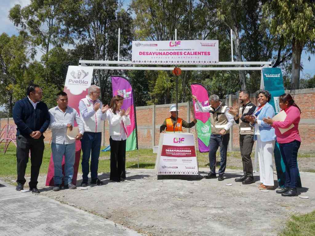 Colocan la primera piedra de desayunadores escolares transitorios en Totimehuacan