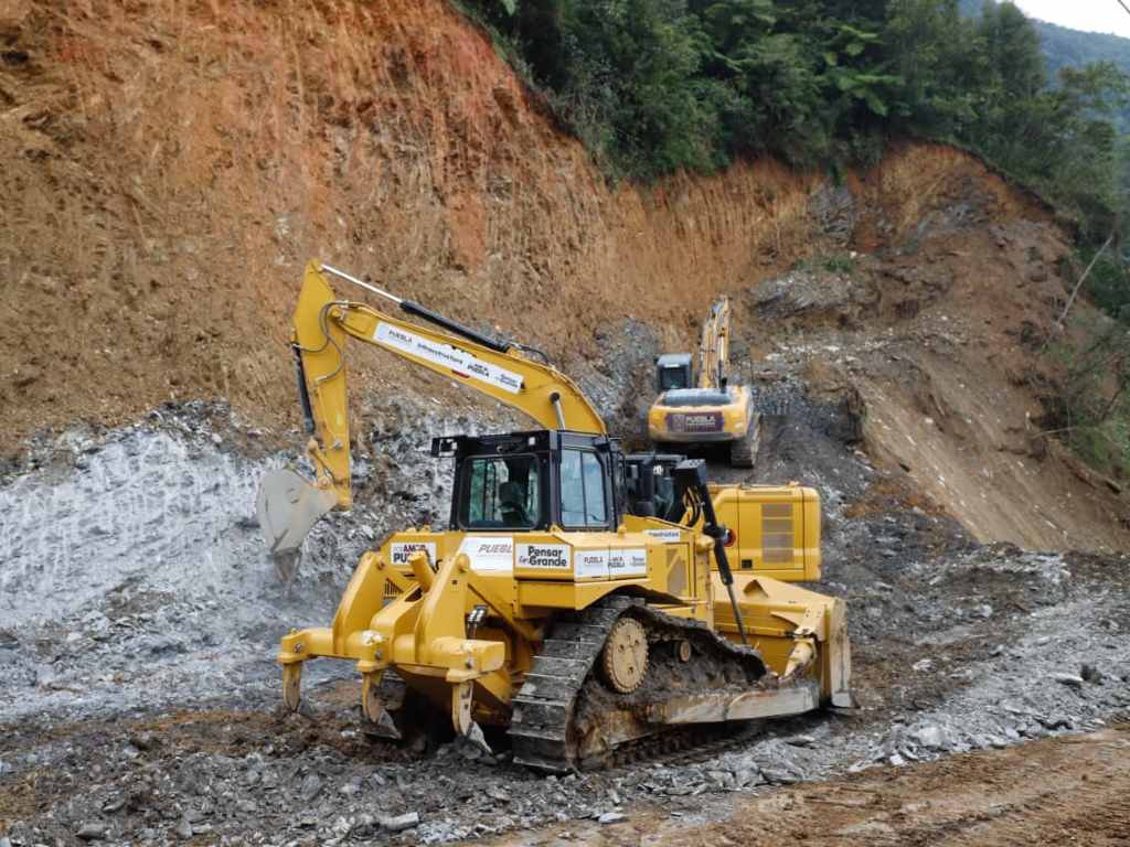 Maquinaria abre caminos afectados por deslaves en Eloxochitlán