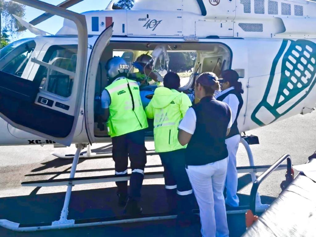 Trasladan de emergencia por aire a joven con dengue desde Huauchinango a Hospital de la Niñez Poblana