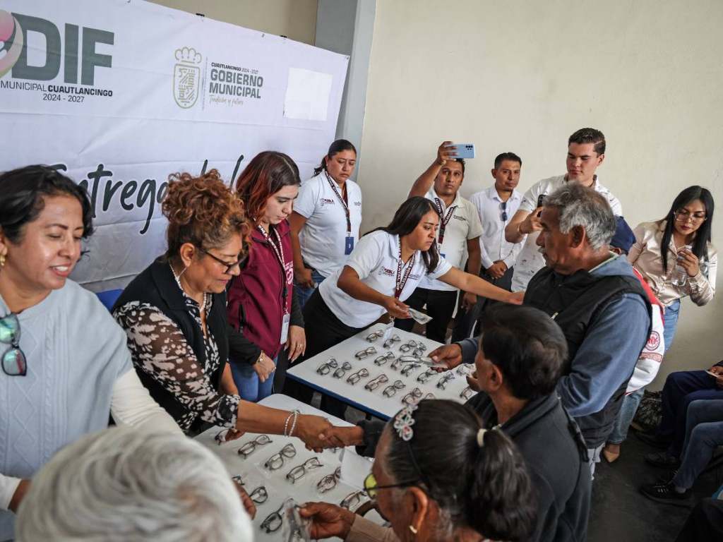Entregan lentes para vista cansada a personas en situación vulnerable de Cuautlancingo