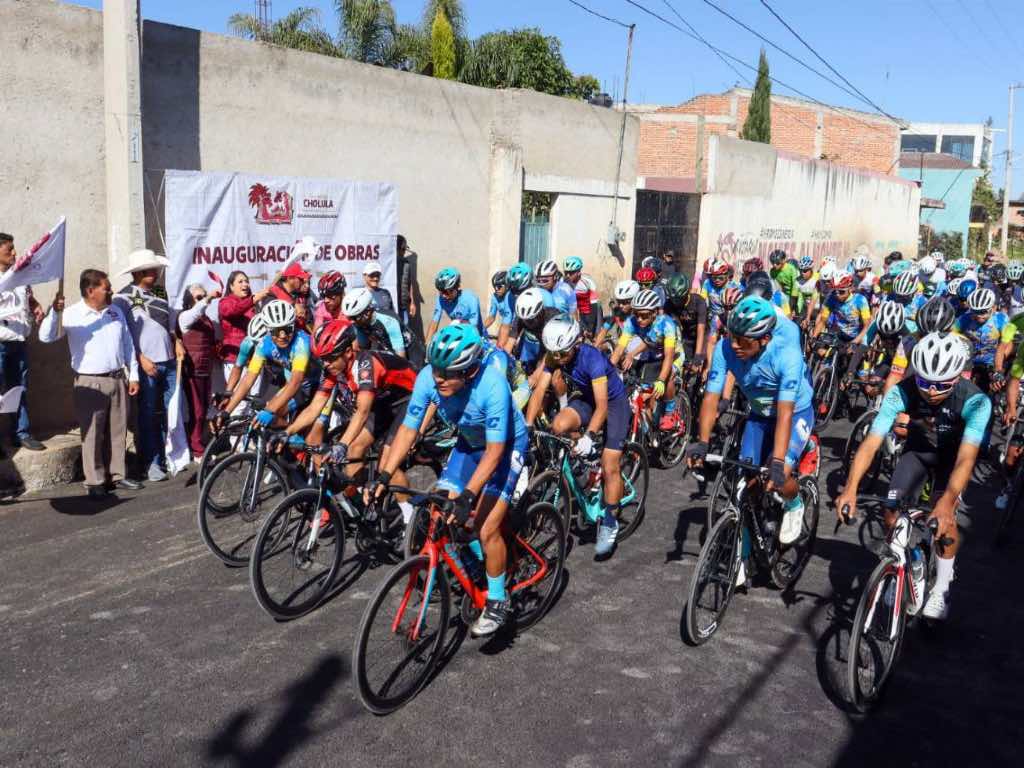 Rehabilitan primera etapa de calle Cholula en San Diego Cuachayotla, usada en Carrera Clásica