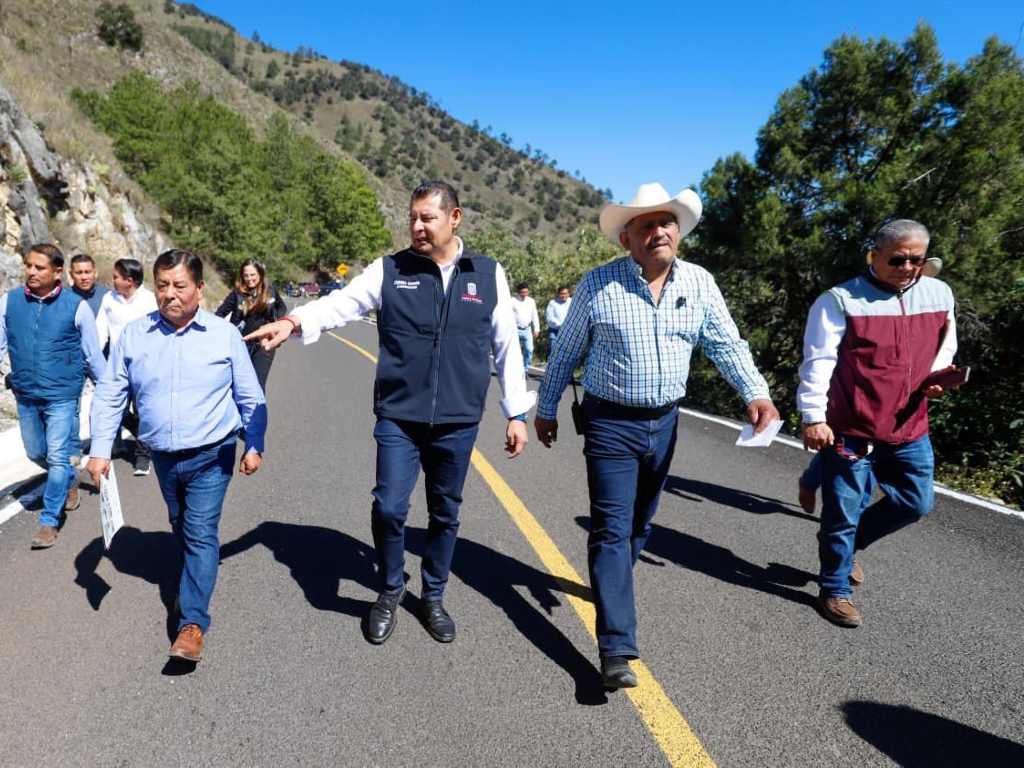 Supervisan trabajos de la Carretera Interserrana, obra que conectará la Sierra Norte